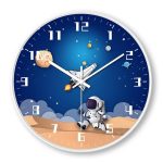 Wanduhr mit Astronaut, Mond, Planeten und Weltraummotiv, ideal für Wissenschafts- und Dekorationsliebhaber.