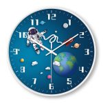 Wanduhr mit Weltraumdesign, Astronaut, Planeten und Erde, ideal für Wissenschafts- und Dekorationsliebhaber.
