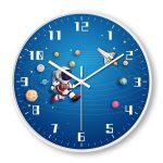 Wanduhr mit Weltraummotiv, zeigt Planeten und Astronauten im All, ideal für Wissenschafts- und Dekorationsliebhaber, modernes Design für Kinderzimmer oder Büro.