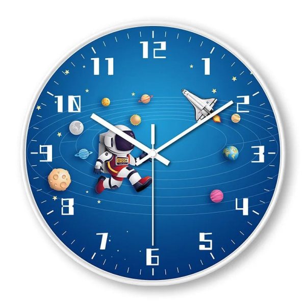Wanduhr mit Weltraummotiv, zeigt Planeten und Astronauten im All, ideal für Wissenschafts- und Dekorationsliebhaber, modernes Design für Kinderzimmer oder Büro.
