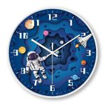 Wanduhr mit Weltraum-Motiv, Astronaut, Rakete und Planeten, ideal für Wissenschafts- und Dekorationsliebhaber, modernes Raumfahrt-Design für Kinderzimmer oder Büro.