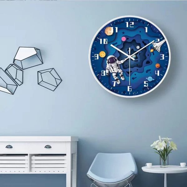 Wanduhr mit Astronautenmotiv und Weltraumdesign, ideal für Kinderzimmer oder Wissenschaftsraum, mit Planetenkugeln und Raumfahrer-Illustration.