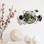 Kreative Wanduhr mit Astronauten- und Planetenmotiven, ideal für Weltraum- und Wissenschaftsbegeisterte, modernes Dekor für Kinderzimmer oder Büro.