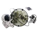 Kreative Mondphasen-Uhr mit Astronauten- und Raumfahrtmotiven, ideal für Wissenschafts- und Raumfahrtliebhaber, verbindet Zeitmessung mit kosmischem Flair.