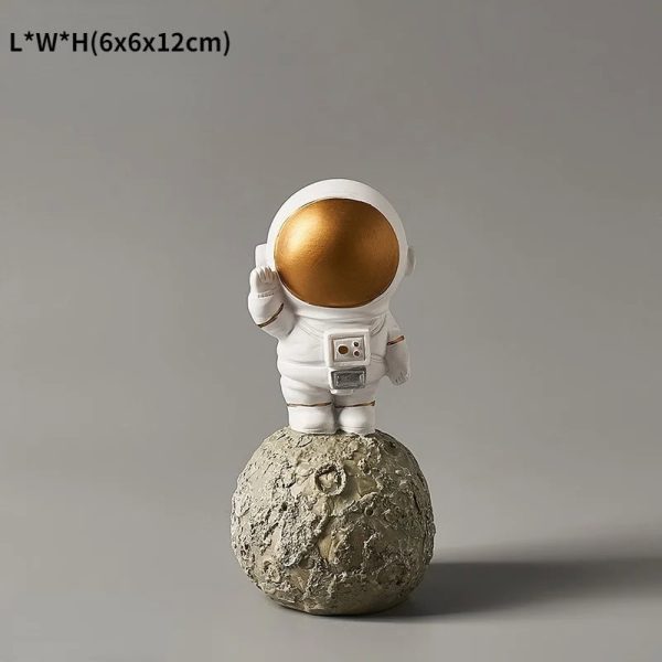 Kreative Astronautenfigur mit goldenem Helm, die auf einem Mondgestein steht. Perfekt als Dekoration für Wissenschafts- und Raumfahrtliebhaber.