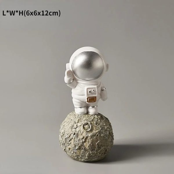 Kleine Astronautenfigur auf einer Mondlandschafts-Statue, ideal als wissenschaftliches Dekor oder Sammlerstück. Perfekt für Weltraum- und Wissenschaftsbegeisterte.