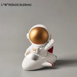 Niedliche Astronautenfigur als dekoratives Sammlerstück, ideal für Science-Fiction-Fans und Raumfahrt-Enthusiasten, mit goldfarbenem Helm und detailreicher Gestaltung.