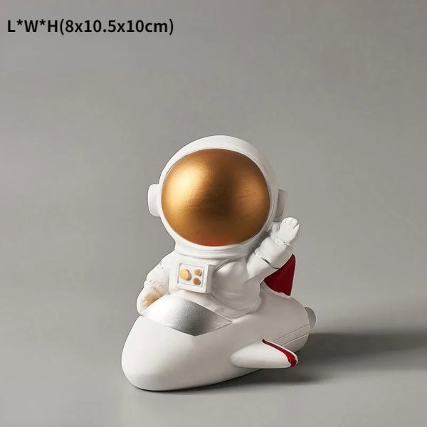 Niedliche Astronautenfigur als dekoratives Sammlerstück, ideal für Science-Fiction-Fans und Raumfahrt-Enthusiasten, mit goldfarbenem Helm und detailreicher Gestaltung.