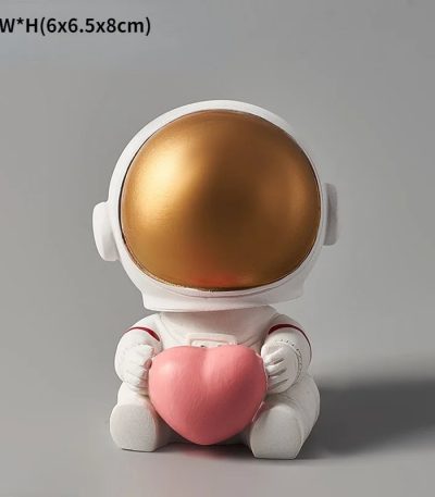 Niedliche Astronautenfigur mit goldenem Helm, die ein rosa Herz hält, ideal für Science-Fiction- und Weltraum-Dekorationen.