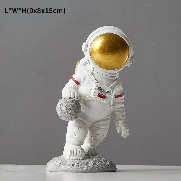 Niedliche Raumfahrerfigur aus Kunststoff mit goldenem Visier, ideal als Dekoration oder Sammlerstück für Weltraum- und Astronomie-Enthusiasten.