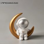 Niedliche Astronautenfigur mit Mondhalter, ideal für wissenschaftliche Dekorationen und Sammlerstücke, perfekt für Raumfahrt- und Weltraumliebhaber.