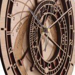 Detaillierte astronomische Uhr mit komplexem Zifferblatt, zeigt Zeit, Mondphasen und astronomische Positionen, perfekt für Wissenschafts- und Dekorationszwecke.