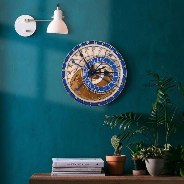 Wanduhr mit astronomischem Design, bestehend aus mehreren konzentrischen Kreisen mit Sternbildern und Ziffern, an einer grünen Wand in einem stilvollen Raum.