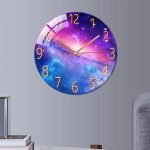 Wanduhr mit Weltraum-Motiv, zeigt bunte Galaxien und Sterne, modernes Design für Raumdekoration.