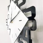 Moderne Wanduhr mit schwarzem Rahmen und weißem Zifferblatt, ideal als wissenschaftliche Dekoration oder Geschenk.