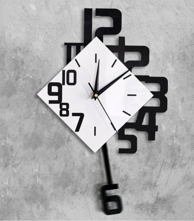 Zeitmesser mit quadratischem Zifferblatt und schwarzen Zahlen, kombiniert mit einem schwarzen Pendel, an einer grauen Betonwand.