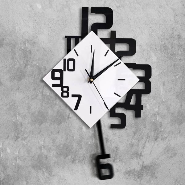 Zeitmesser mit quadratischem Zifferblatt und schwarzen Zahlen, kombiniert mit einem schwarzen Pendel, an einer grauen Betonwand.