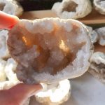 Nahaufnahme eines Steins mit beeindruckender Kristallbildung, zeigt die faszinierenden Strukturen und Farben der Mineralien.