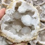 Nahaufnahme einer weißen Kristall-Geode mit funkelnden Kristallen, ideal für wissenschaftliche Dekorationen und Sammlerstücke.