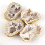 Natürliche Kristallgeode mit weißen, funkelnden Kristallen in einer offenen, geformten Steinausführung, ideal für wissenschaftliche Dekorationen und Sammlerstücke.