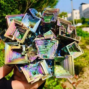 Bunt schimmernder Kristall mit geometrischen, quadratischen Mustern, der im Sonnenlicht glitzert. Perfekt als wissenschaftliches Dekor oder Sammlerstück für Liebhaber von Mineralien und Kristallen.