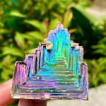 Bunt schimmernder Kristall in geometrischer Form, ideal für wissenschaftliche Dekorationen und Gadgets, mit leuchtenden Farben und faszinierender Struktur.