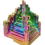 Bunter Kristall in geometrischer Form mit schillernden Regenbogenfarben, ideal als wissenschaftliches Dekorationsstück oder Geschenk.