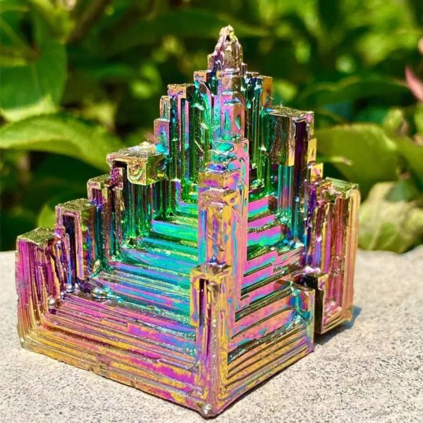 Bunter, metallischer Kristallwürfel mit schillerndem, regenbogenfarbenem Effekt, perfekt als wissenschaftliches Dekorationsstück oder Sammlerstück.
