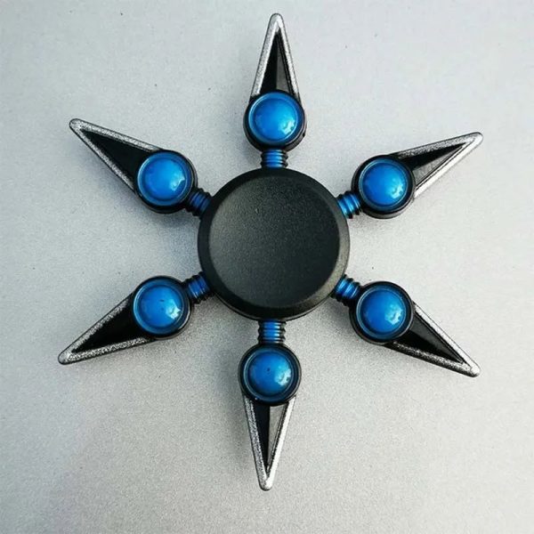 Moderner Sternförmiger Fidget Spinner mit blauen Kugeln und Metallspitzen, ideal für Stressabbau und Konzentration.