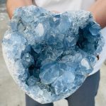 Faszinierende blaue Kristallgeode als wissenschaftliches Dekorationsstück, ideal für Sammler und Wissenschaftsliebhaber, mit funkelnden Kristallen und beeindruckender Struktur.