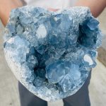 Natürlicher blauer Kristall in Herzform, detailreich und funkelnd, ideal für Dekoration oder als wissenschaftliches Sammlerstück.