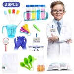 Kind im Laborkittel mit wissenschaftlichen Experimentier-Tools, inklusive Reagenzgläser, Messbecher, Pipetten und Schutzbrille, ideal für junge Wissenschaftler.