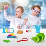 Zwei Kinder im weißen Laborkittel führen chemische Experimente mit bunten Reagenzgläsern und Zubehör durch, Spaß und Lernen im Wissenschaftslabor.