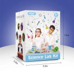 Wissenschaftliches Laborkit für Kinder mit zwei Kindern, die in einem bunten, wissenschaftlichen Umfeld experimentieren, inklusive Fläschchen, Reagenzgläsern und Laborausrüstung.