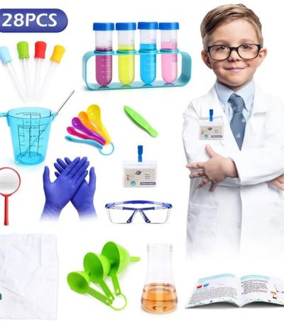 Kind im Laborkittel mit wissenschaftlichen Experimentier-Tools, inklusive Reagenzgläser, Messbecher, Pipetten und Schutzbrille, ideal für junge Wissenschaftler.