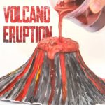 Detailliertes Vulkan-Ausbruch-Modell mit flüssiger Lava, das einen Vulkanausbruch realistisch darstellt, ideal für Wissenschafts- und Dekorationszwecke.