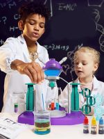Zwei Kinder in Laborkittel führen ein wissenschaftliches Experiment mit bunten Flüssigkeiten und Laborausrüstung durch, vor einer Tafel mit Formeln.