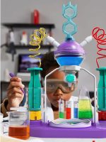 Kind führt ein wissenschaftliches Experiment mit einem bunten Chemielabor-Set durch, das verschiedene Reagenzgläser, Schläuche und eine Reaktionskugel enthält.