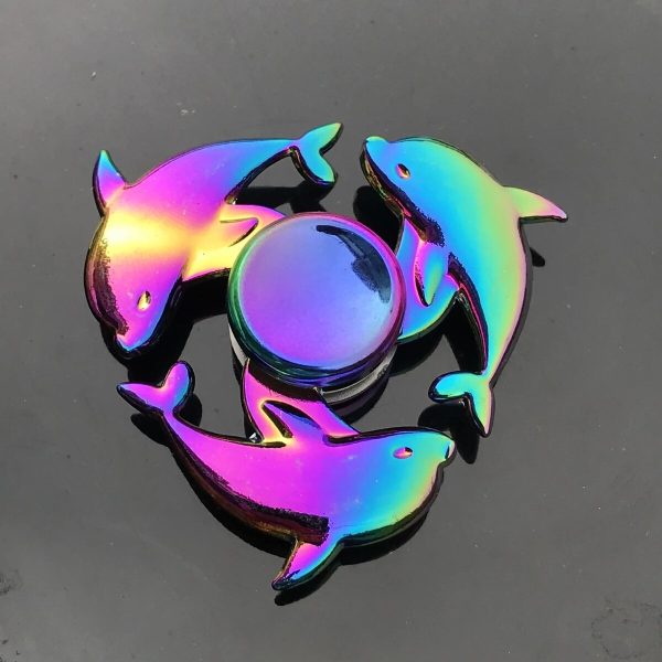 Bunte Delfin- und Hai-Objekte aus Metall mit Magnetverschluss, ideal für Dekoration und wissenschaftliche Gadgets, in leuchtenden Regenbogenfarben.