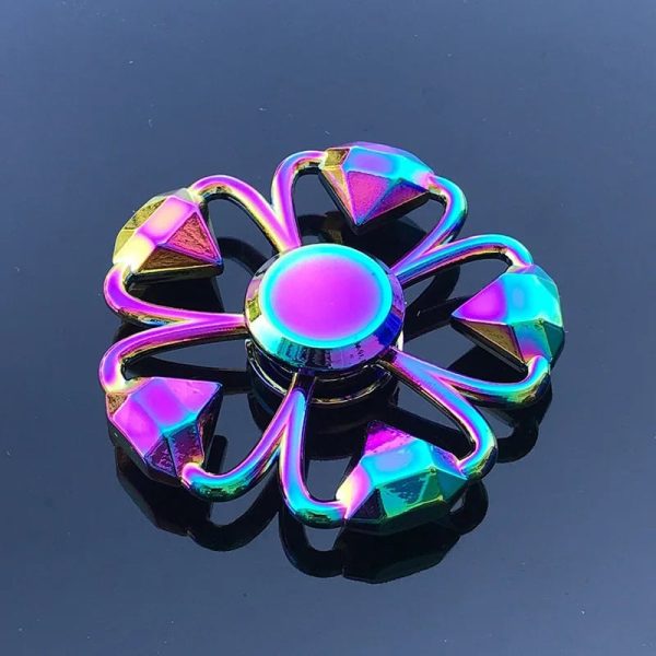 Bunt schimmernder Blumenanhänger aus Metall mit Regenbogeneffekt, ideal für Schmuck und Dekorationen, glänzend und auffällig.