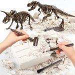 Interaktiver Dinosaurier-Fossilien-Bausatz für Kinder zum Graben und Zusammenbauen, inklusive Werkzeuge und Fossilien, ideal für Wissenschafts- und Bildungsgeschenke.