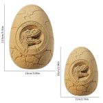 Dekoratives Dinosaurier-Ei aus Ton mit eingraviertem Dinosaurier-Relief, ideal für Wissenschafts- und Dekorationsliebhaber, Maße ca. 10 cm x 7 cm.