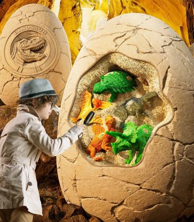 Kind spielt mit Dinosaurier-Figuren in einer Nachbildung eines Dinosaurier-Eies, ideal für Bildungs- und Spielzwecke.