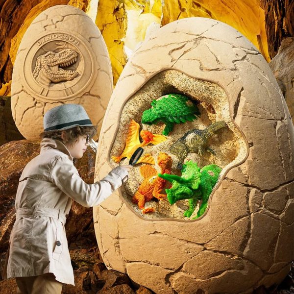 Kind spielt mit Dinosaurier-Figuren in einer Nachbildung eines Dinosaurier-Eies, ideal für Bildungs- und Spielzwecke.
