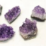 Vier natürliche Amethyst-Kristalle mit violetter Farbe, ideal für wissenschaftliche Dekorationen und Sammlerstücke.