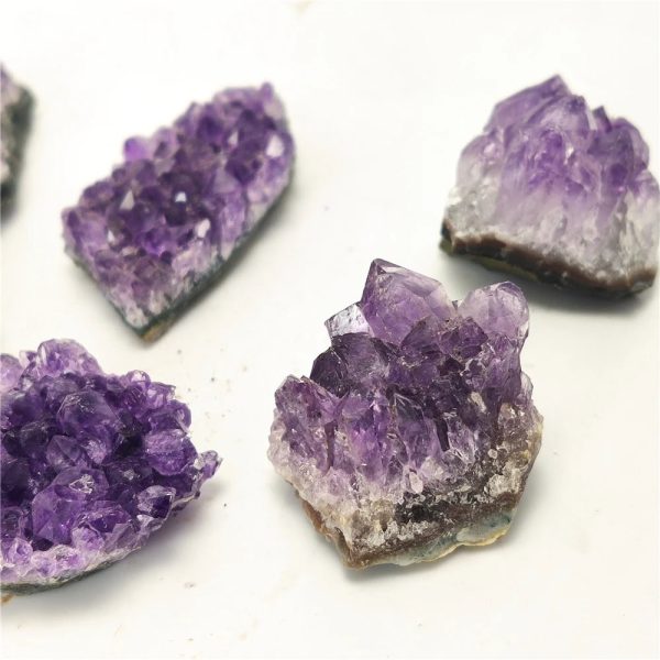 Vier natürliche Amethyst-Kristalle mit violetter Farbe, ideal für wissenschaftliche Dekorationen und Sammlerstücke.