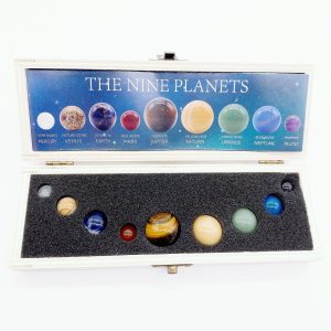 Sammlung von neun Miniatur-Planetenmodellen in einer weißen Box, inklusive Merkur, Venus, Erde, Mars, Jupiter, Saturn, Uranus, Neptun und Pluto, ideal für Bildung und Dekoration.