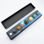 Detailliertes Miniaturmodell des Sonnensystems mit acht Planeten, inklusive Merkur, Venus, Erde, Mars, Jupiter, Saturn, Uranus und Neptun, in einer eleganten schwarzen Box.