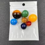 Verschiedene bunte Mineralien- und Steinsphären in einer transparenten Plastiktüte, ideal für wissenschaftliche Dekorationen und Lernzwecke.