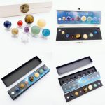 Miniatur-Sonnensystem-Modelle in Geschenkboxen, ideal für Bildung und Dekoration, inklusive Planeten und Details.